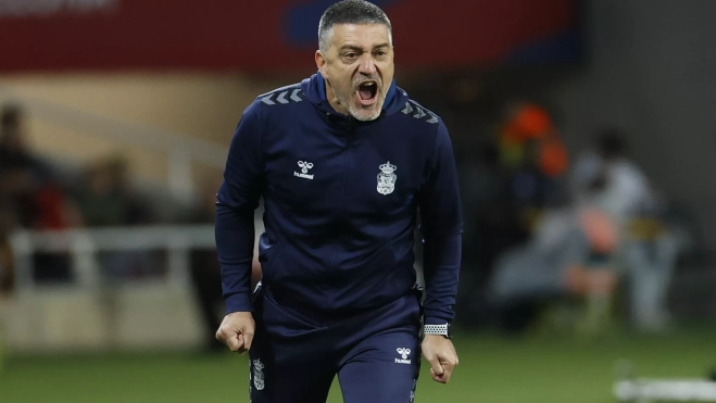 García Pimienta da órdenes a sus jugadores. / MARTA PÉREZ-EFE