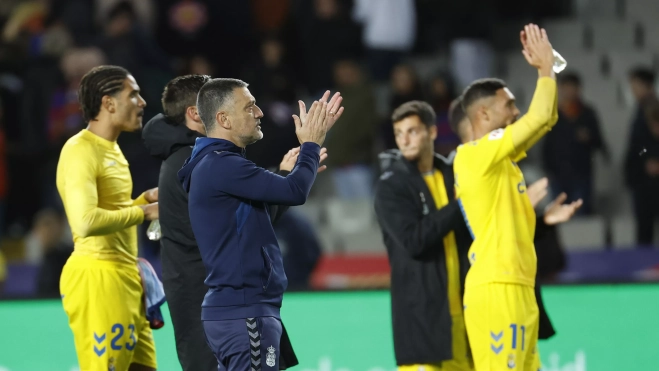 Los jugadores de la UD y García Pimienta aplauden a los aficionados amarillos presentes en Montjuïc. / MARTA PÉREZ-EFE Los jugadores de la UD y García Pimienta aplauden a los aficionados amarillos presentes en Montjuïc. / MARTA PÉREZ-EFE
