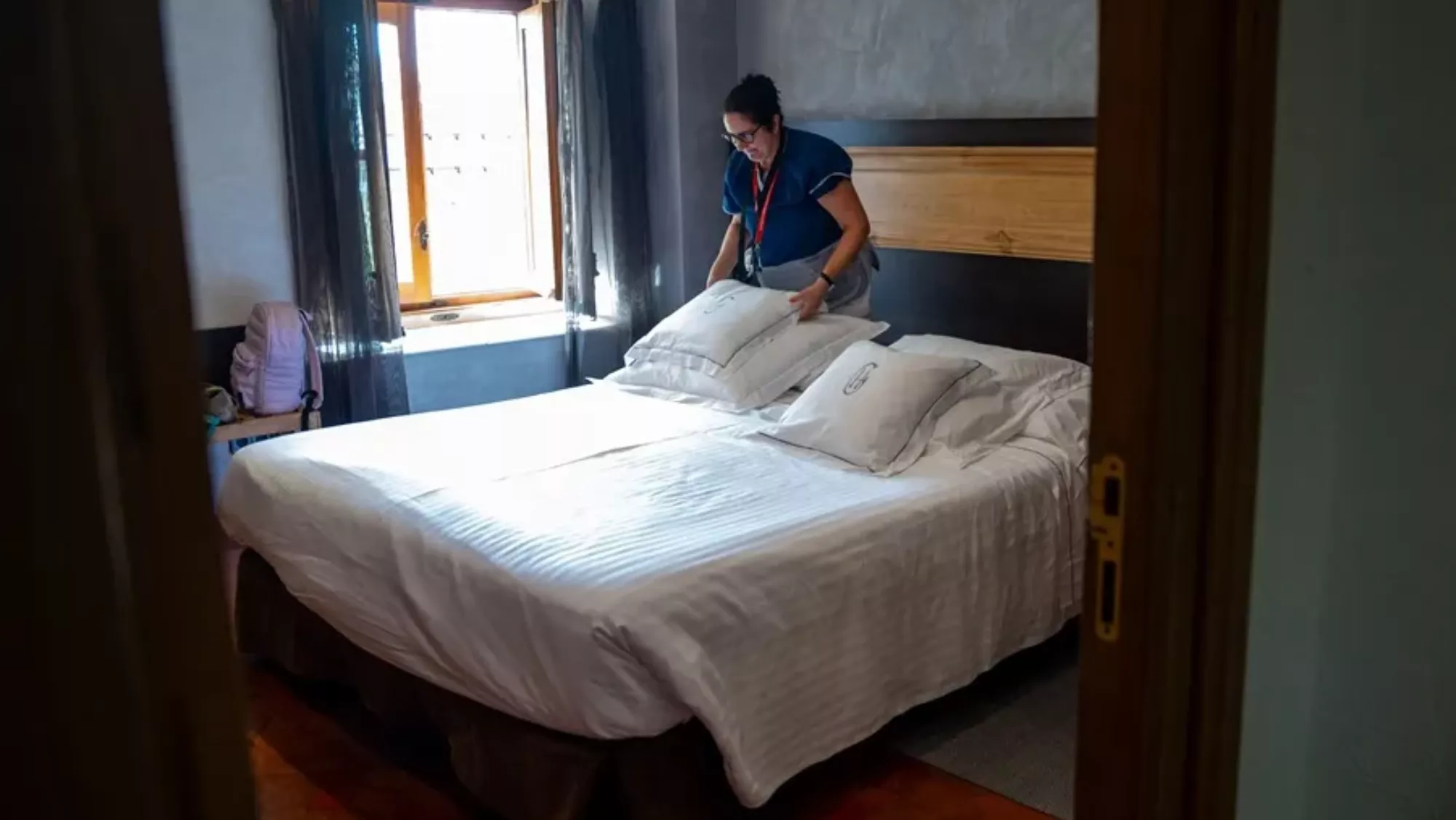 Una trabajadora del sector de la hotelería / EFE