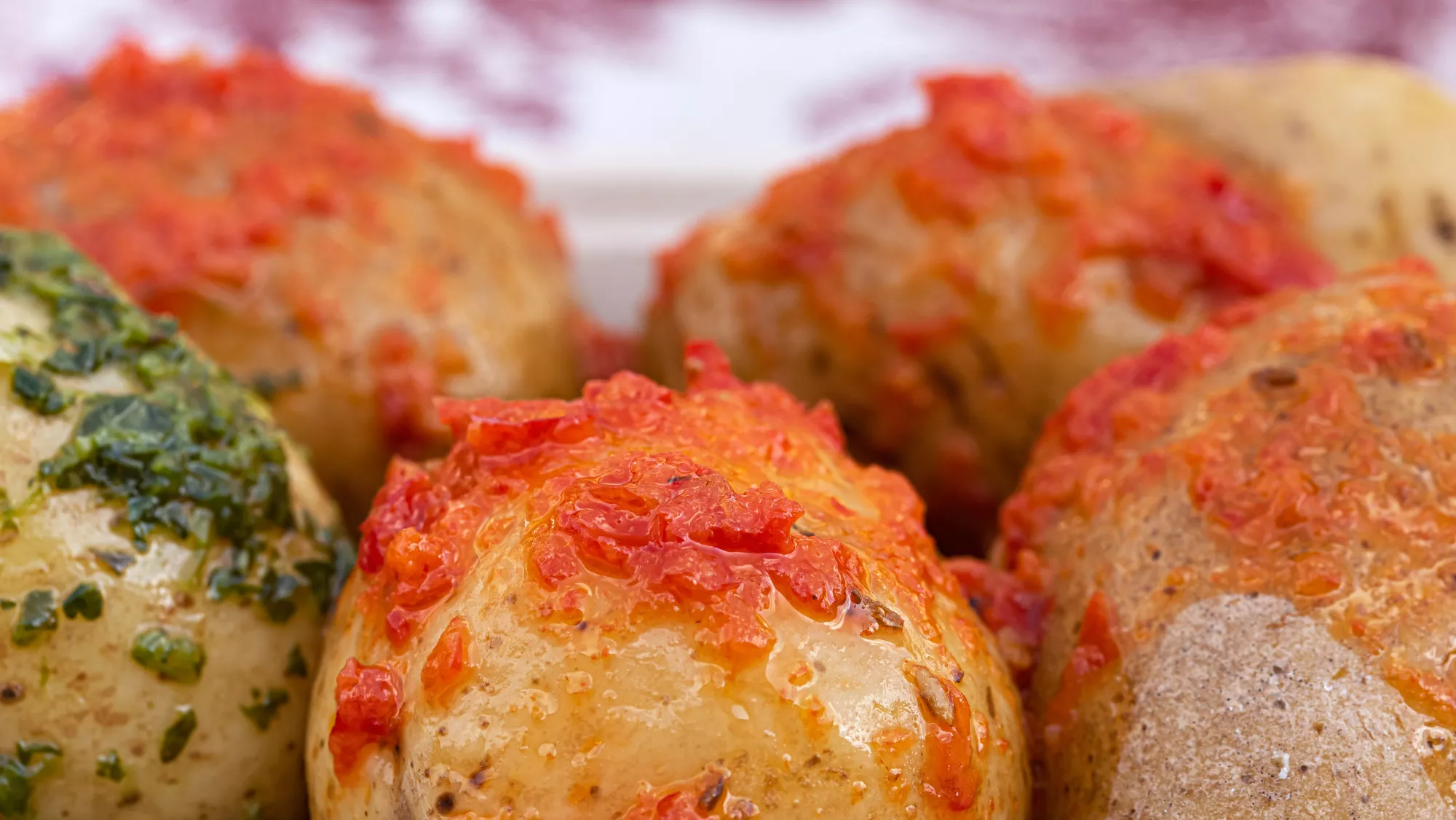 Imagen de papas arrugadas con mojo picón, que formarán parte del menú especial de los hospitales canarios  / AH