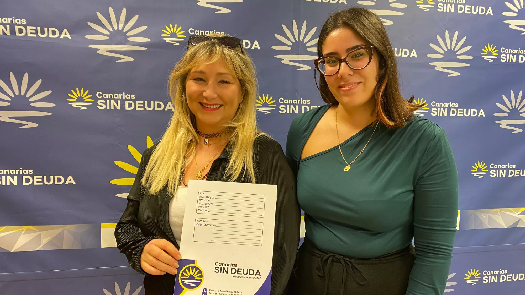 María Dorta y Ana Nunes con el documento de cancelación de la deuda / CANARIAS SIN DEUDA