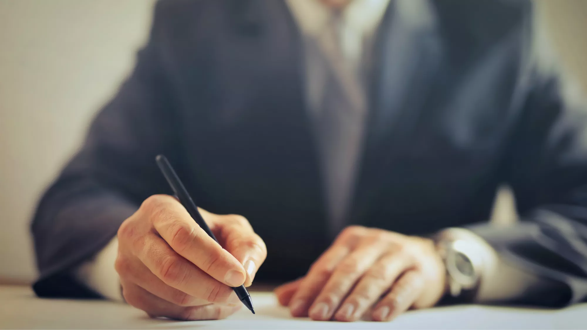 Imagen de un gestor haciendo la declaración de la renta / AH 