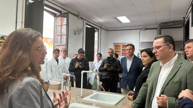 Elena de La Fuente, coordinadora del proyecto, habla con Clavijo y Poli Suárez / ATLÁNTICO HOY - MARCOS MORENO Elena de La Fuente, coordinadora del proyecto, habla con Clavijo y Poli Suárez / ATLÁNTICO HOY - MARCOS MORENO