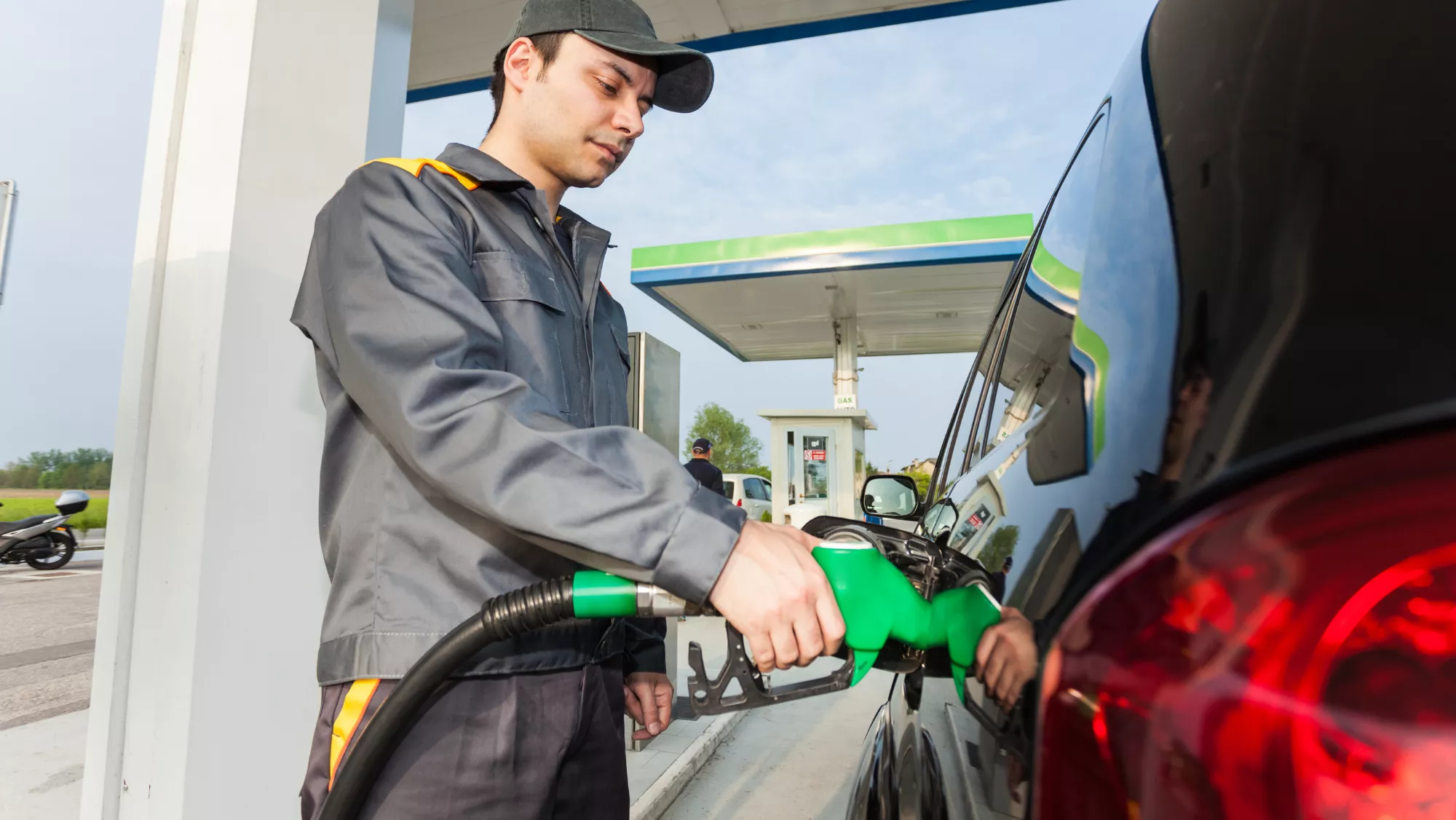 Una persona poniendo gasolina / AH