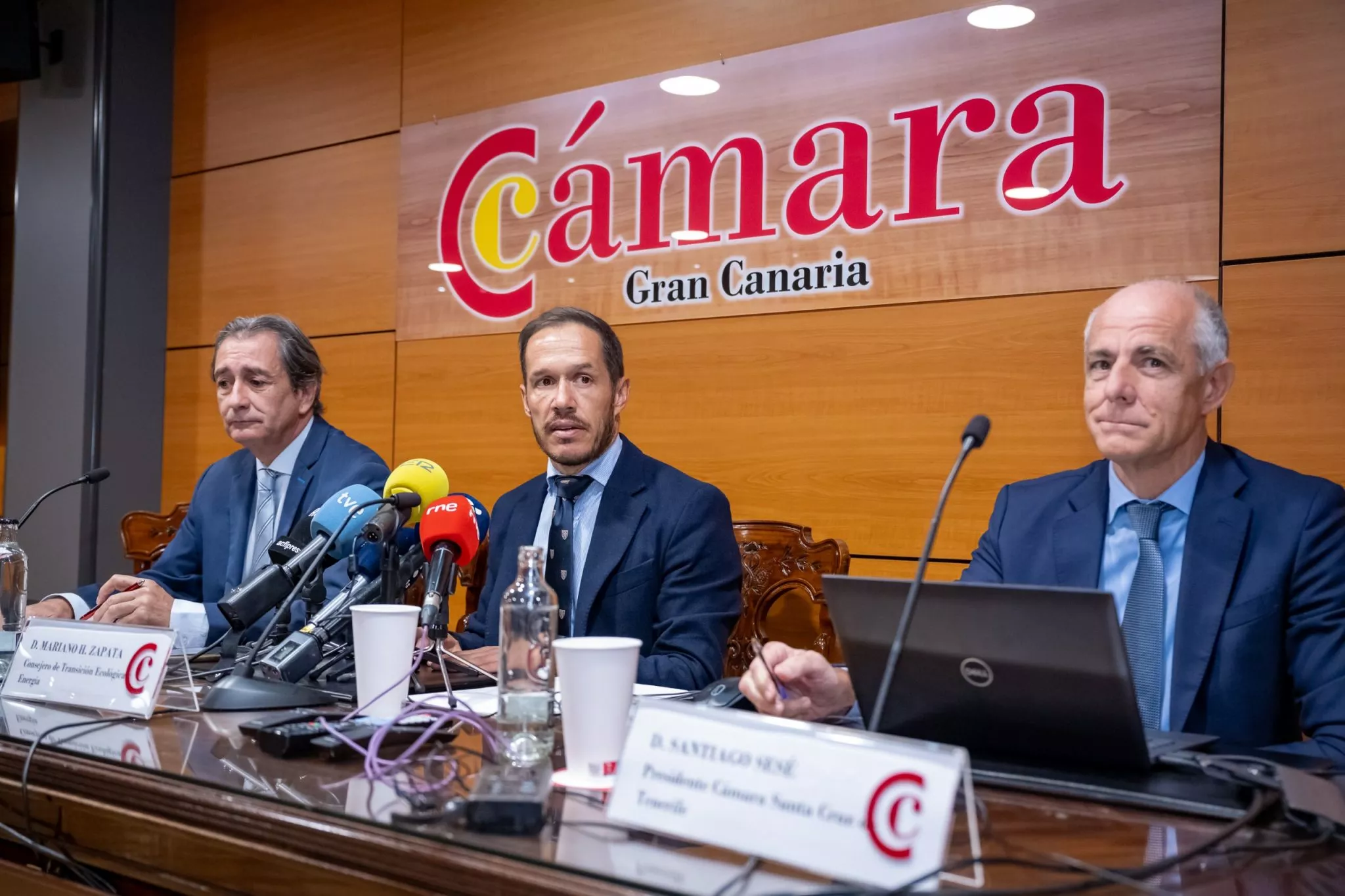 Rueda de prensa sobre el impulso de los vehículos eléctricos y los puntos de recarga en el sector del taxi. / GOBIERNO DE CANARIAS