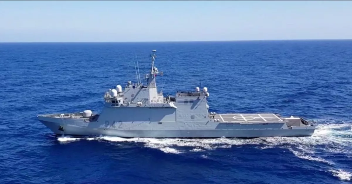 Imagen del BAM 'Rayo', buque enviado por Defensa al Estrecho en plena crisis con las narcolanchas. / AH