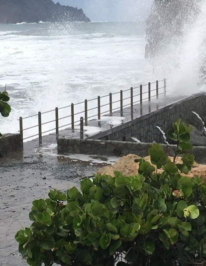 Día de aguas bravas en Roque de Las Bodegas sin carteles que avisen del peligro de tránsito / AH Día de aguas bravas en Roque de Las Bodegas sin carteles que avisen del peligro de tránsito / AH