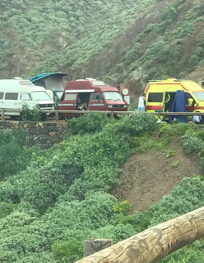 Autocaravanas y campers aparcados en zona ilegal / AH Autocaravanas y campers aparcados en zona ilegal / AH