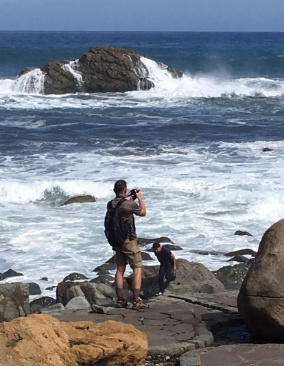 Un visitante se acerca a la costa de Anaga a sacar fotos / AH