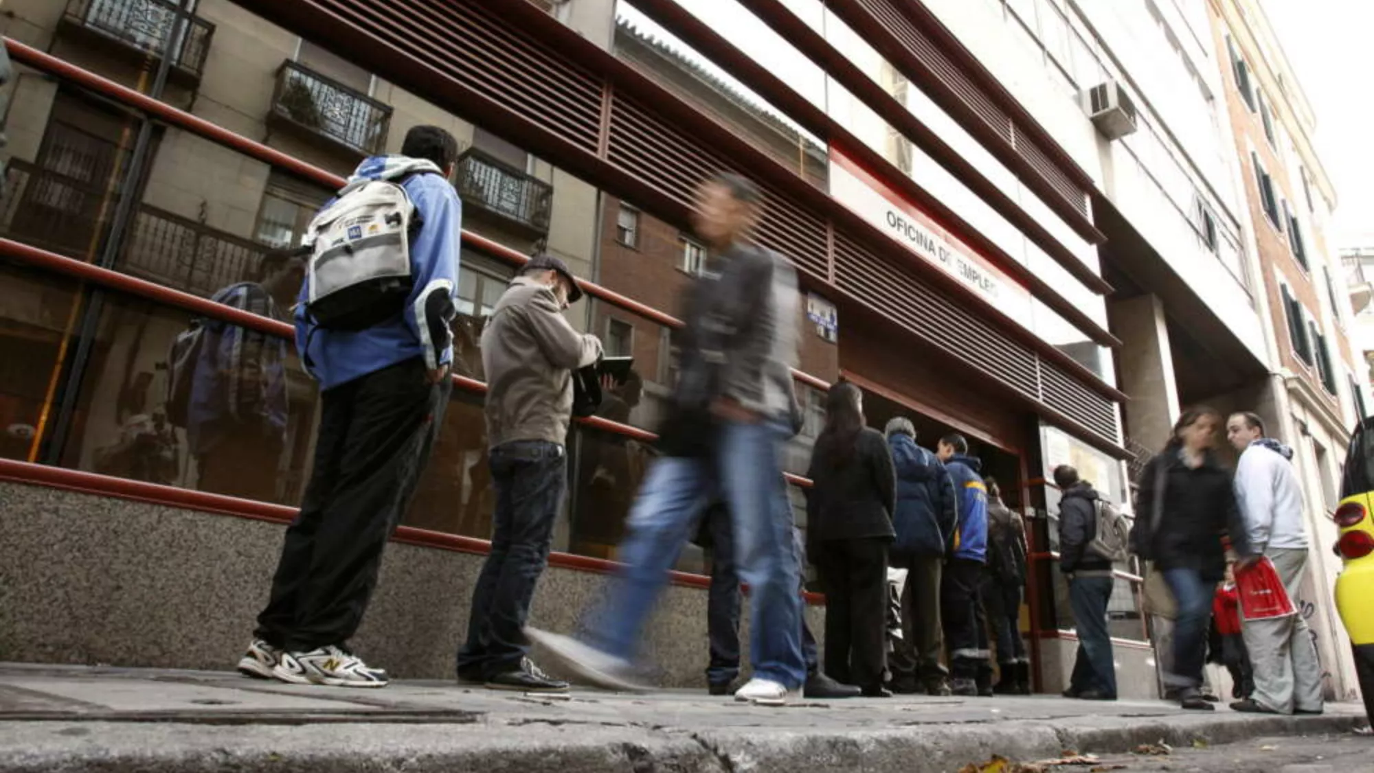 Personas a la cola en una oficina de empleo / EFE Personas a la cola en una oficina de empleo / EFE