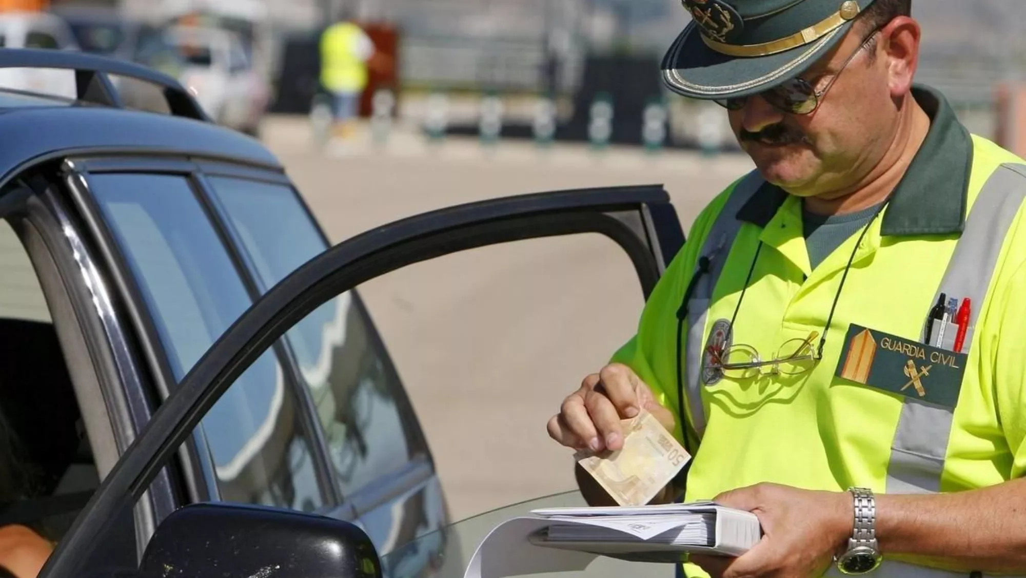Un guardia civil multando a un conductor / EFE