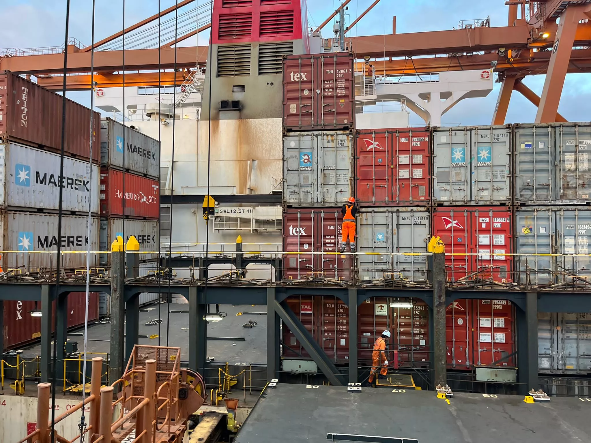 Contenedores a bordo de buque. / AUTORIDAD PORTUARIA