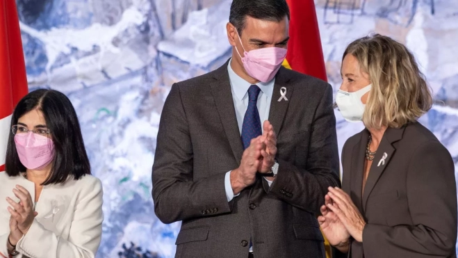 Carolina Darias, cuando era ministra de Sanidad, el presidente del Gobierno, Pedro Sánchez, y Flora Ortega, vicepresidenta de la Fundación Amancio Ortega, durante la firma del plan de colaboración en La Moncloa. / RODRIGO JIMÉNEZ-EFE