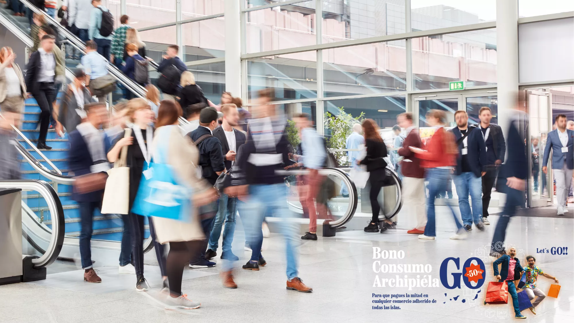 Personas en un centro comercial, el Gobierno canario pondrá 80.000 bonos en el mercado / AH