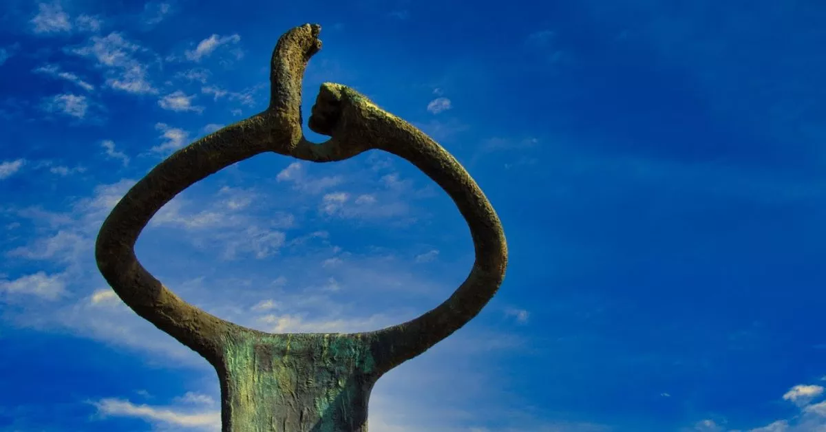 Detalle de "El árbol que silba", obra del escultor José Darias y pieza fundamental del Monumento al Silbo Gomero en pleno Mirador de Igualero, en el municipio de Vallehermoso./  Turismo Islas Canarias.
