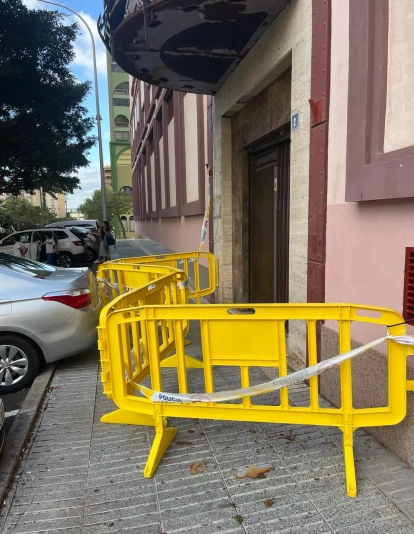 Entrada de la antigua discoteca RKO vallada por desprendimientos / AH