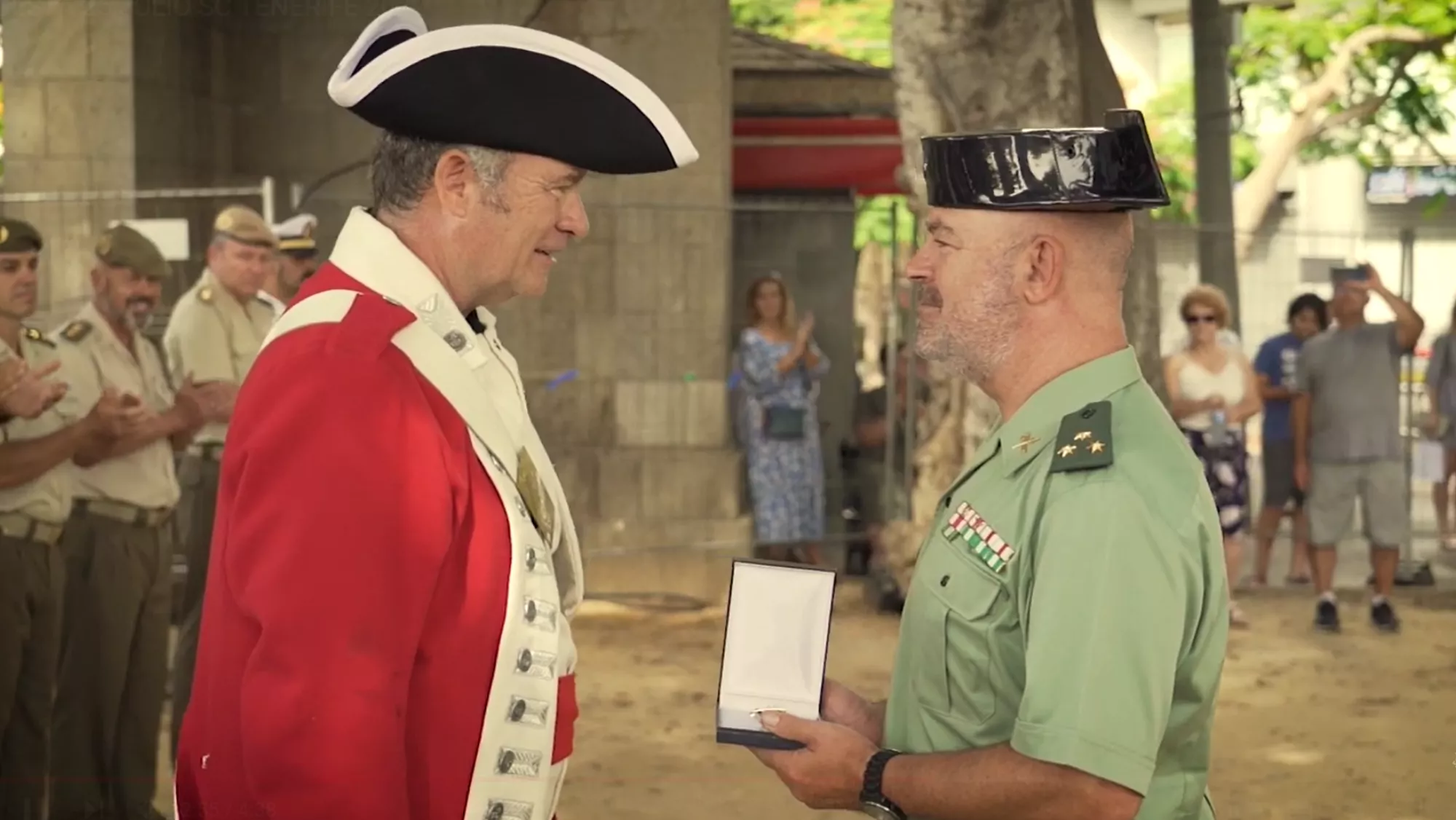 Andrés Méndez (izq.), presidente de la Asociación Histórico Cultural La Gesta del 25 de Julio, entrega una condecoración al jefe de la Intervención de Explosivos de la Guardia Civil en Tenerife, Antonio Díaz Jorquera./ CEDIDA