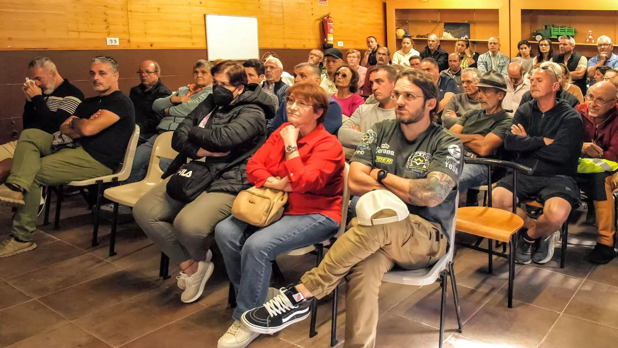 Cerca de un centenar de vecinos de Anaga en la reunión con las autoridades políticas / RAFAEL CARBALLO / CARBALLO FOTOGRAFÍAS Cerca de un centenar de vecinos de Anaga en la reunión con las autoridades políticas / RAFAEL CARBALLO / CARBALLO FOTOGRAFÍAS