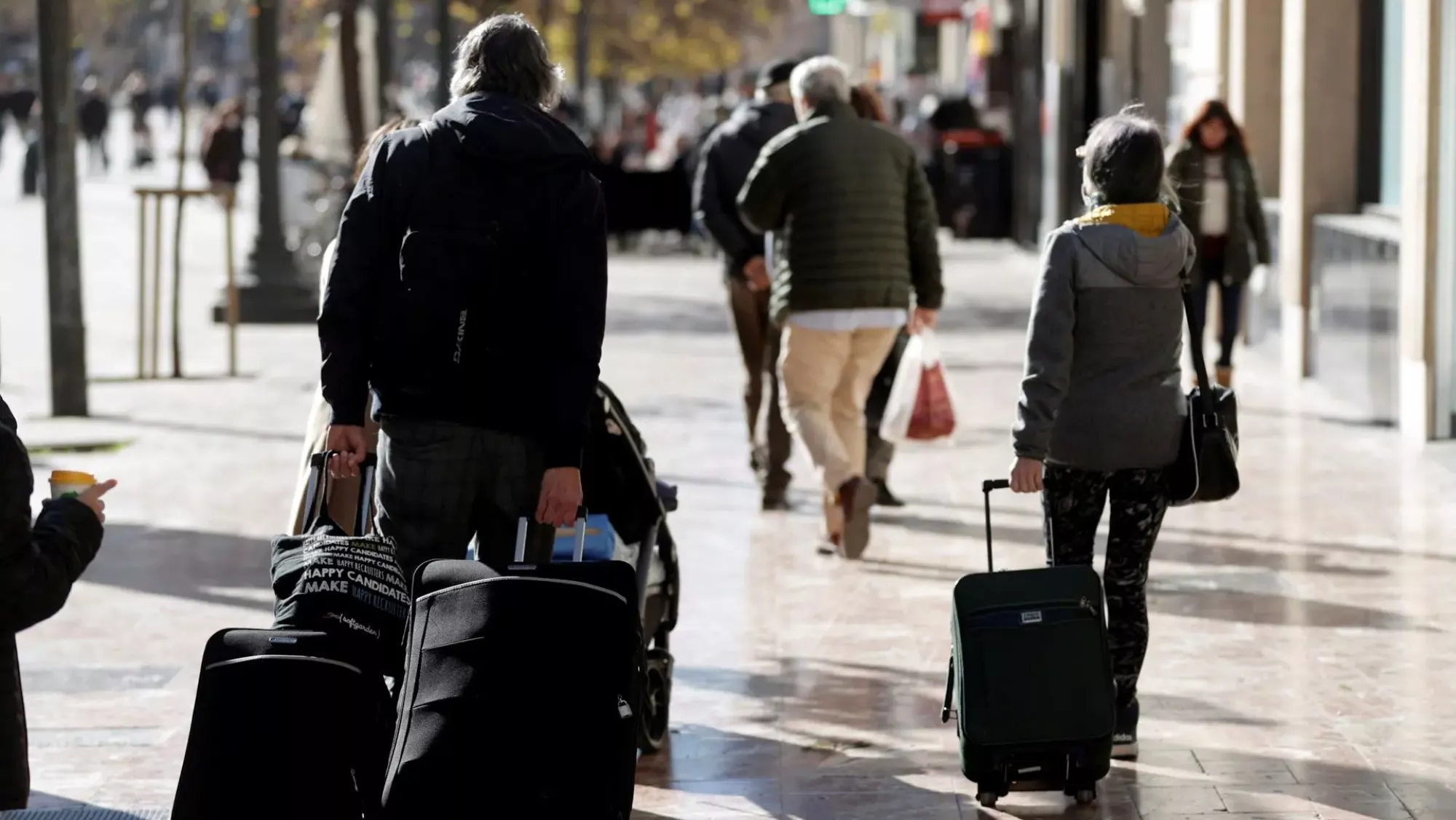 Unos turistas en Canarias / EFE Unos turistas en Canarias / EFE
