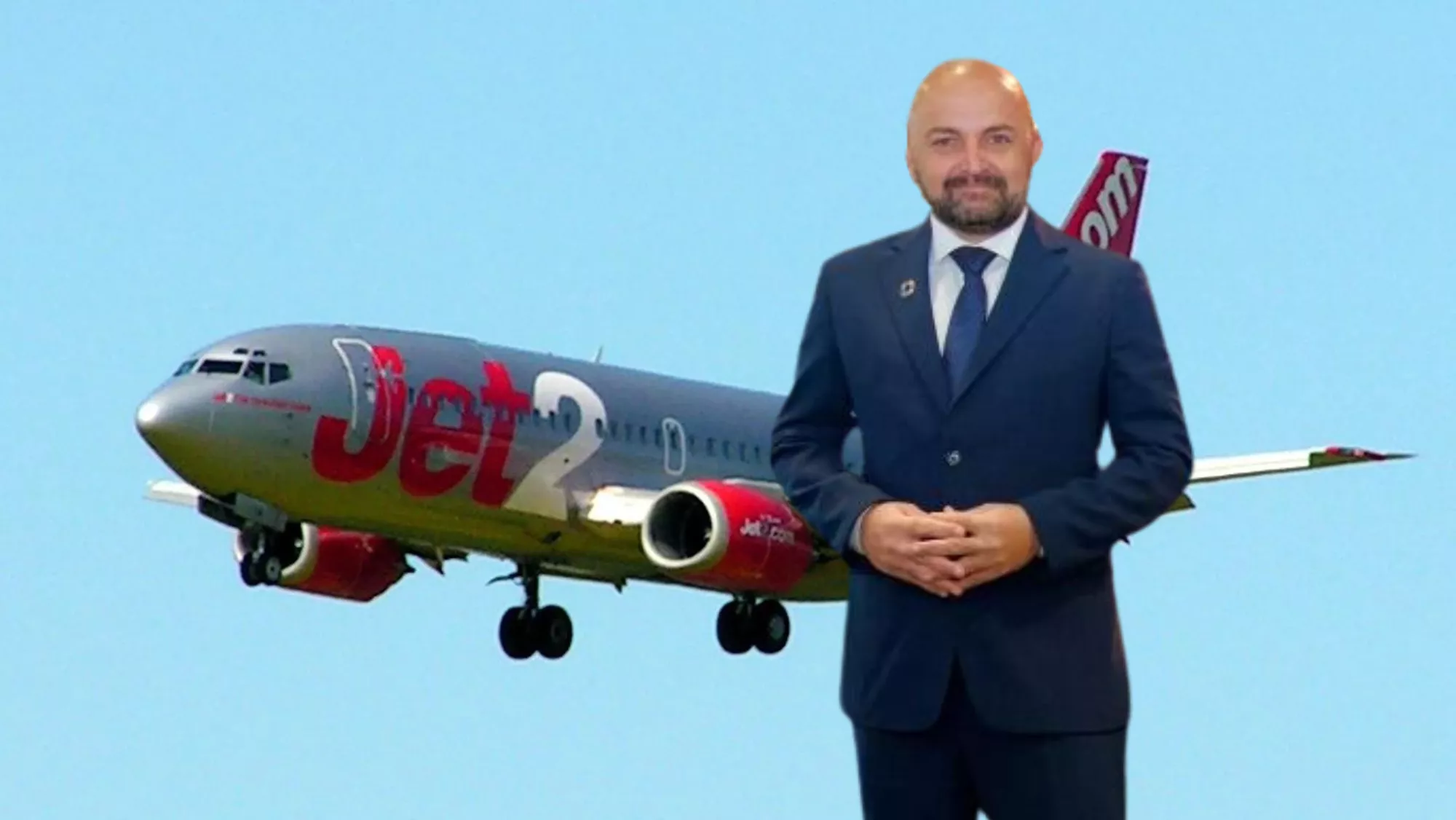Carlos Álamo, consejero de Turismo de Gran Canaria, y un avión de Jet2./ MONTAJE AH
