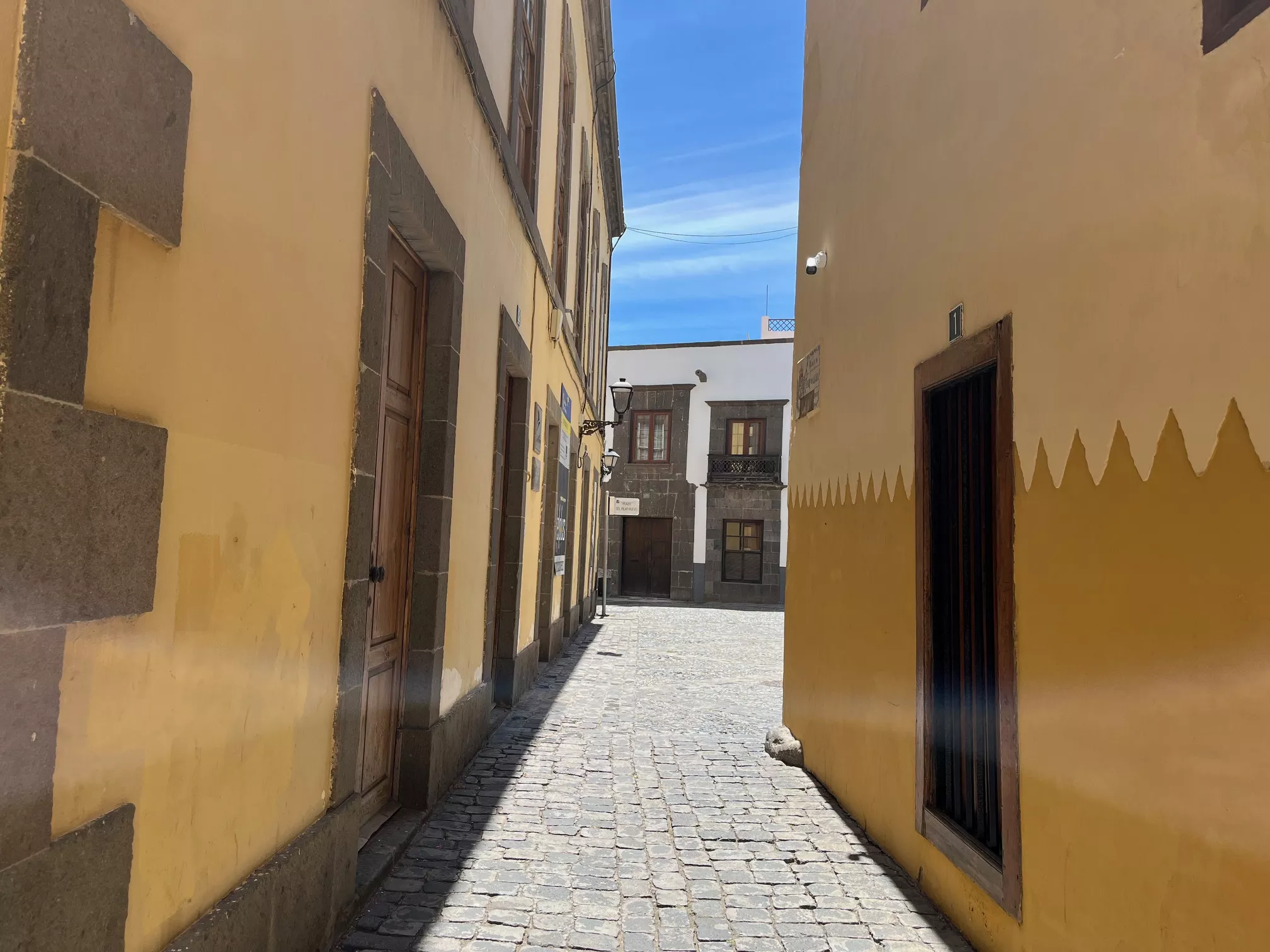 Una esquina de  una calle de Vegueta, en Las Palmas de Gran Canaria, el 4 de abril de 2024 / ATLÁNTICO HOY