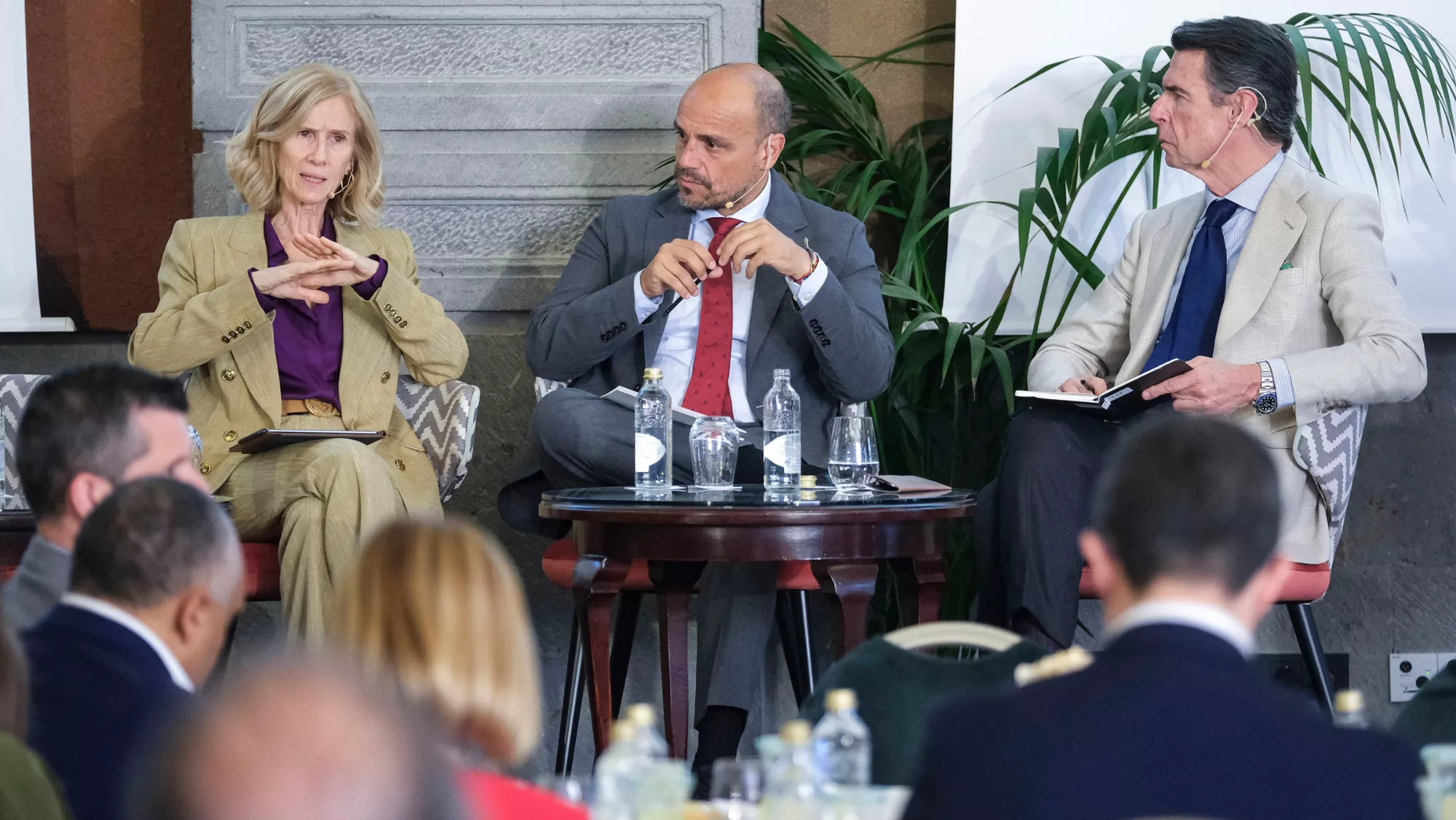 El portavoz del Gobierno de Canarias, Alfonso Cabello, la exministra de Ciencia e Innovación y presidenta de la Fundación COTEC, Cristina Garmendia y el exministro de Industria, Energía y Turismo / EFE - ÁNGEL MEDINA G.