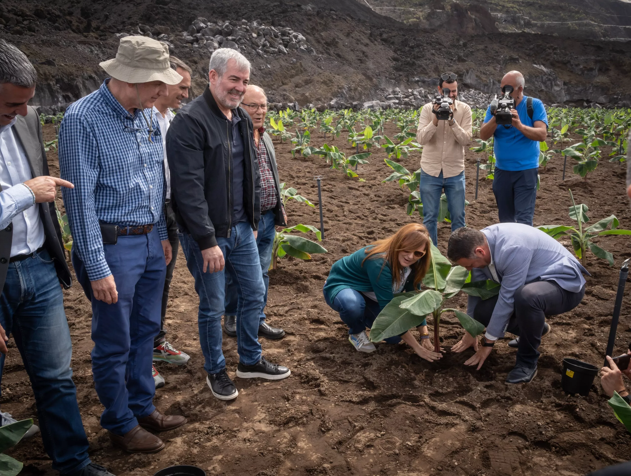 Acto de siembra de la primera finca reconstruida tras la erupción del volcán. / GOBIERNO DE CANARIAS