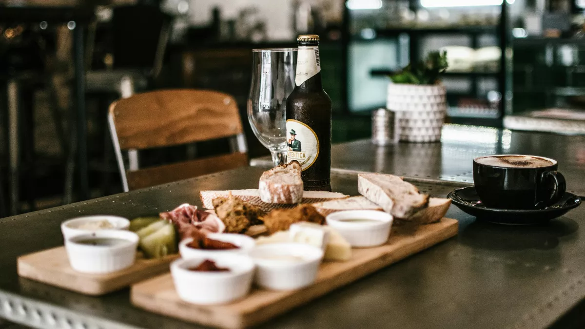 Imagen de archivo de una mesa en un restaurante
