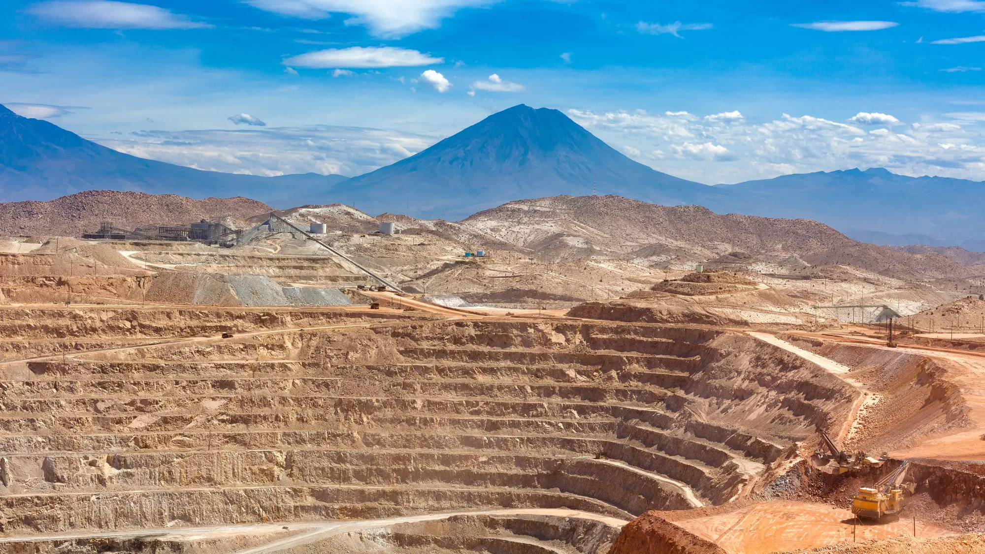 Extracción de recursos en una mina, similar a la que requiere la extracción de tierras raras.  CANVA
