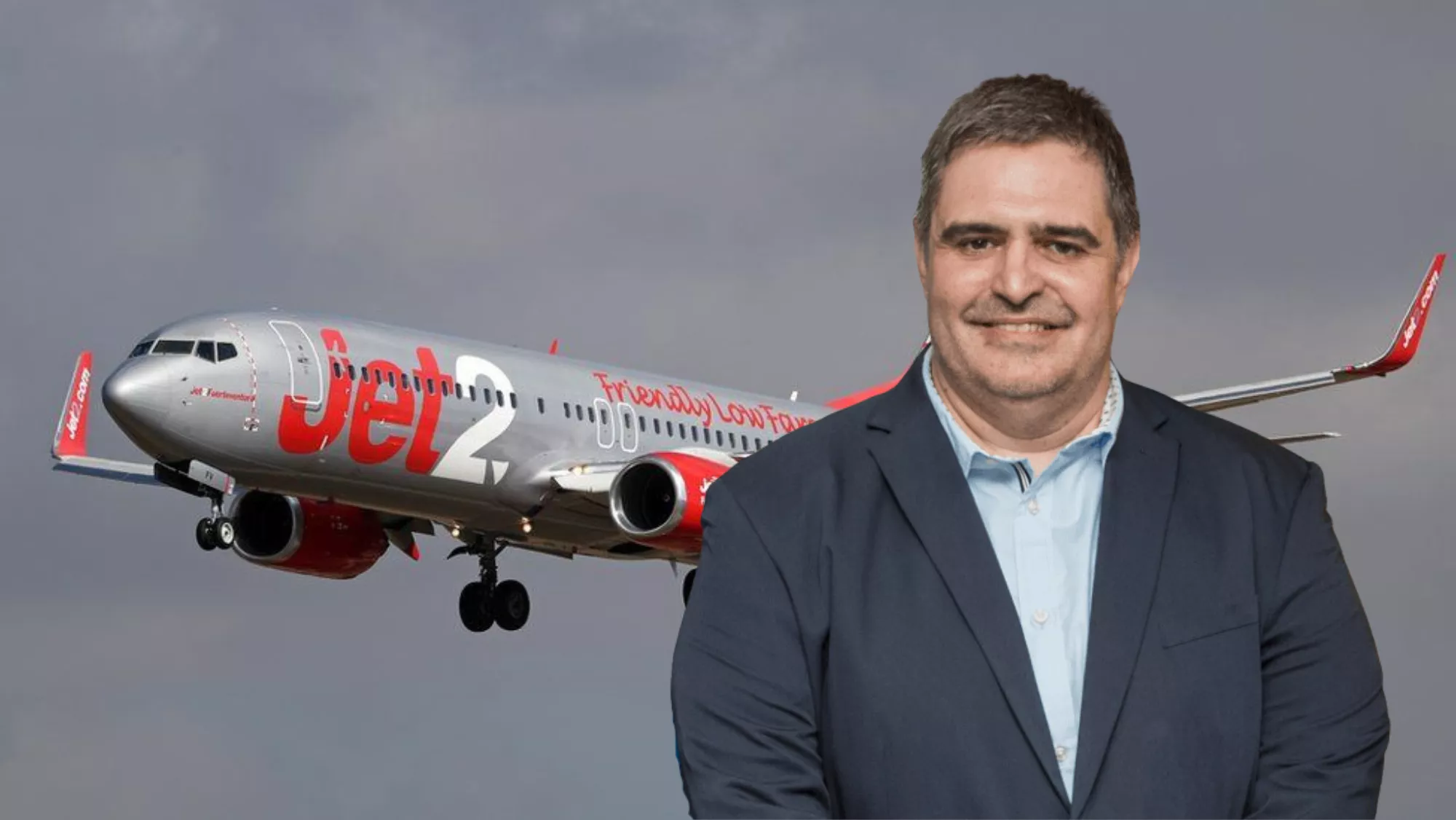 El director general de Trabajo del Gobierno de Canarias, José Ramón Rodríguez, y un avión de Jet2./ MONTAJE AH