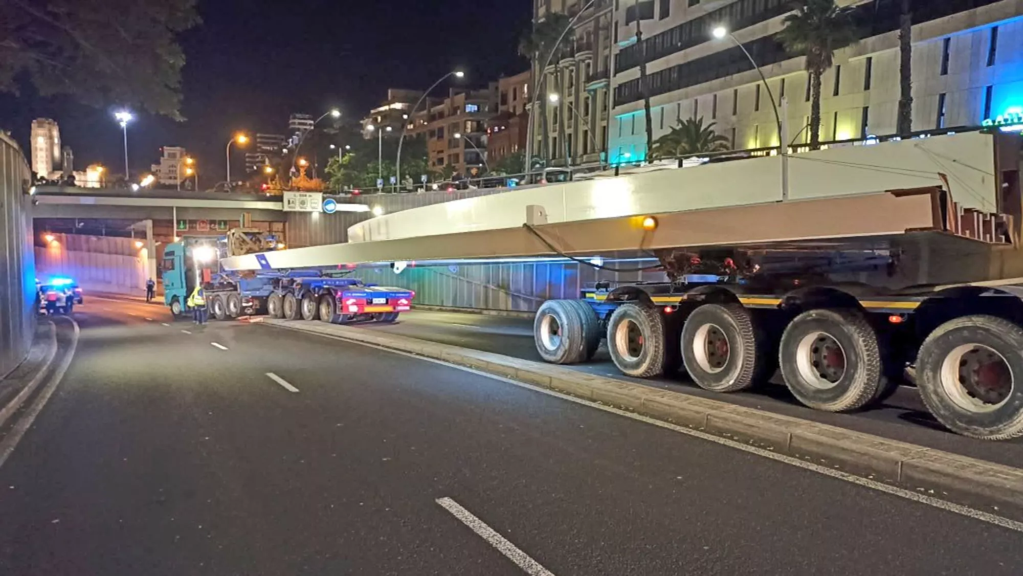 Traslado del primer módulo de la pasarela del Padre Anchieta. / POLICÍA LOCAL DE SANTA CRUZ DE TENERIFE