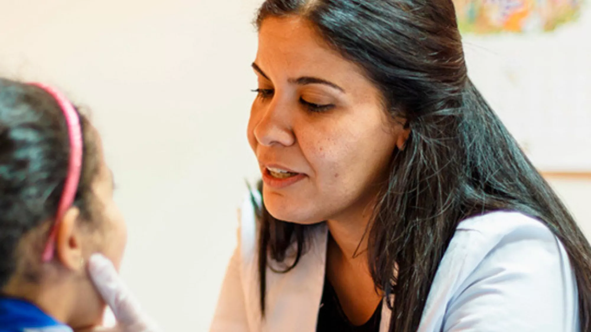 Una logopeda atendiendo a una paciente./ ARCHIVO