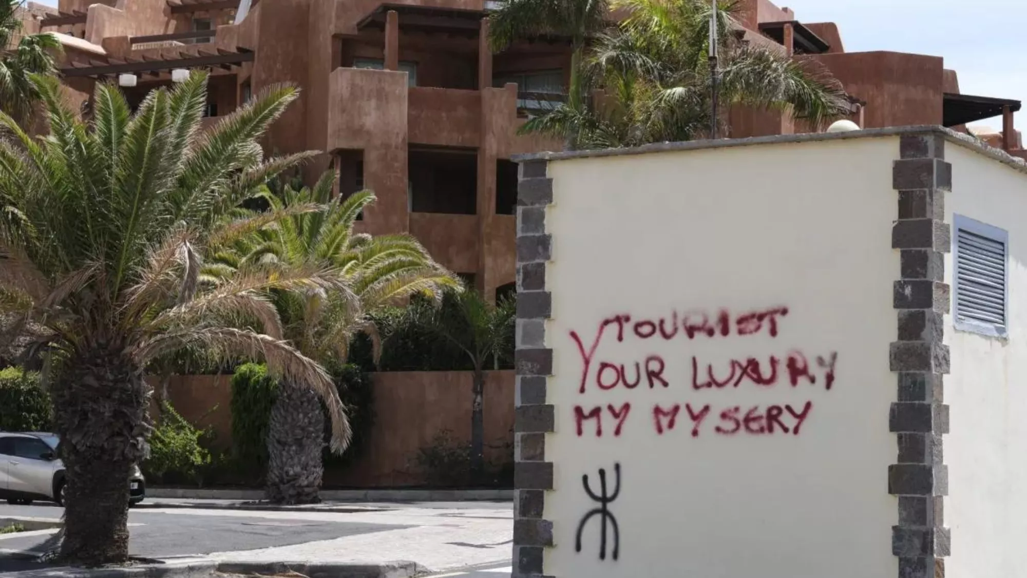 Pintada junto a un complejo turístico de Arona (Tenerife). EFE/Alberto Valdés