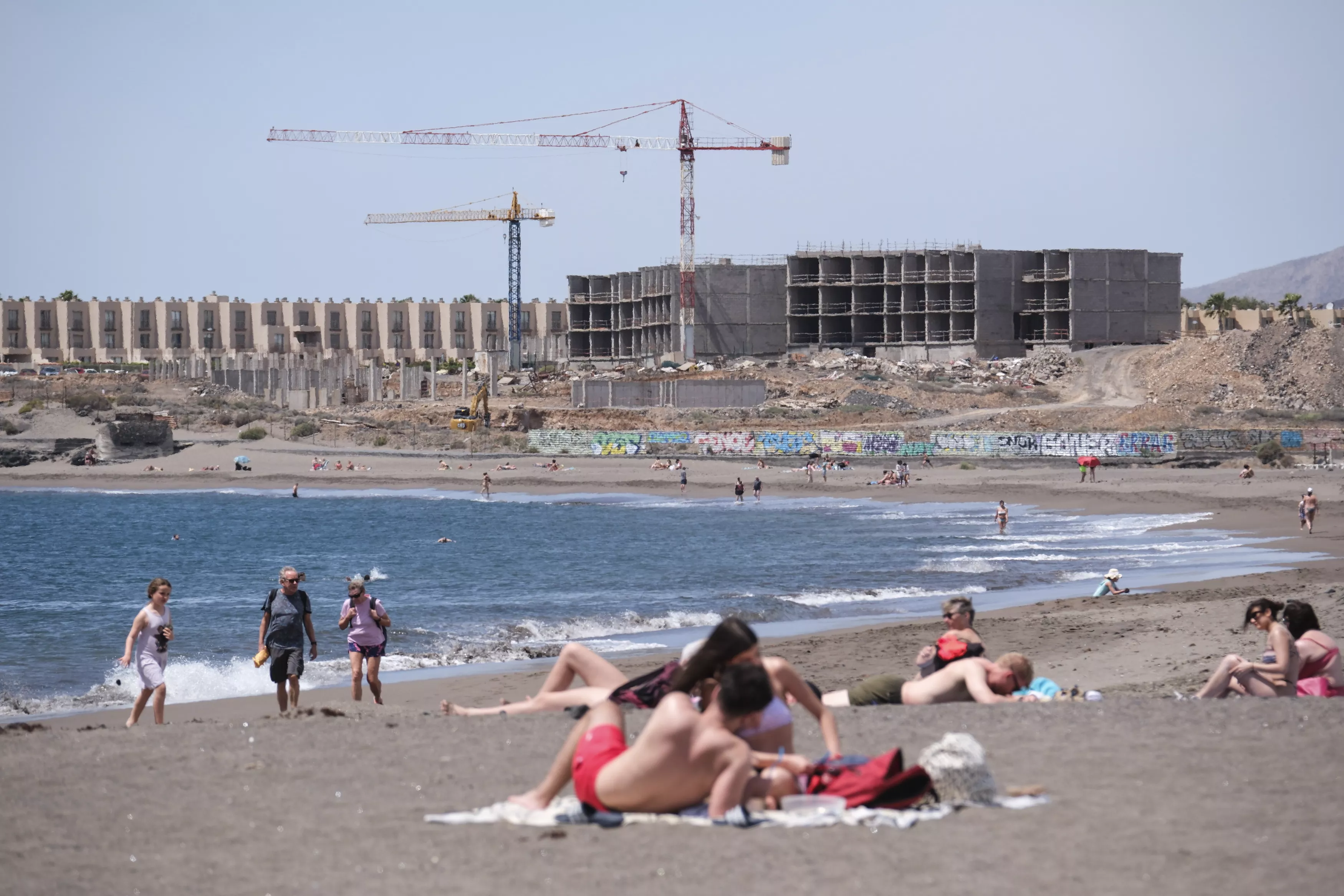 El debate sobre el modelo turístico de Canarias parte de reivindicaciones puntuales como la movilización en contra del hotel en la playa de La Tejita, en el sur de Tenerife. / ALBERTO VALDÉS-EFE.