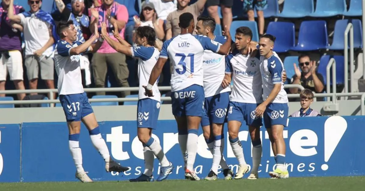 Los jugadores del Tenerife celebran el gol con el que Roberto López abrió el marcador en el minuto 11 de partido en la victoria por 2-1 ante el Eibar merced al gol de Ángel en el 87./ LALIGA.