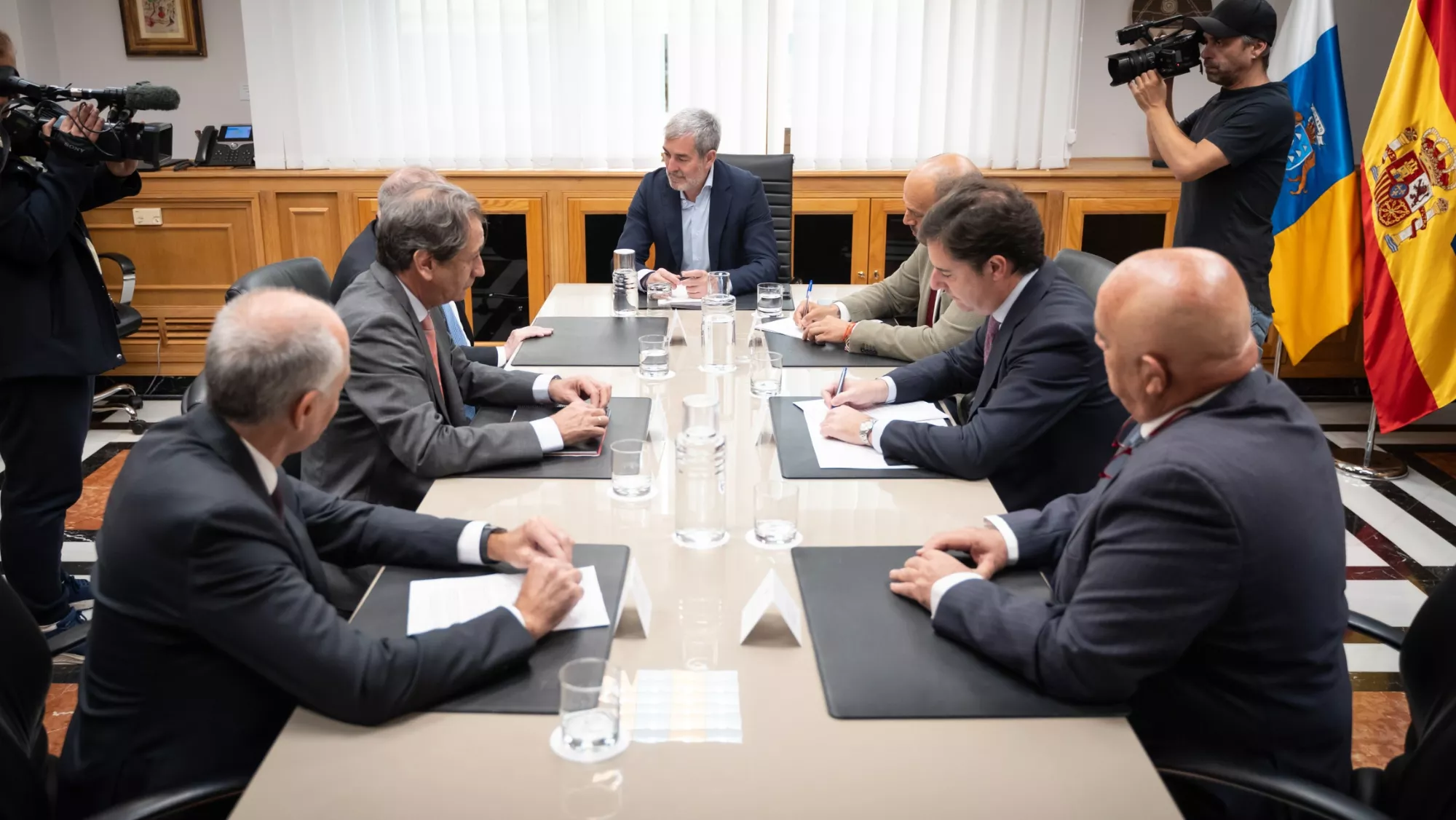 La Cámara de Comercio de España, junto a la de Gran Canaria y Santa Cruz de Tenerife, se ha reunido con el Ejecutivo canario para pedir su ayuda en la creación de esta asociación / GOBIERNO DE CANA