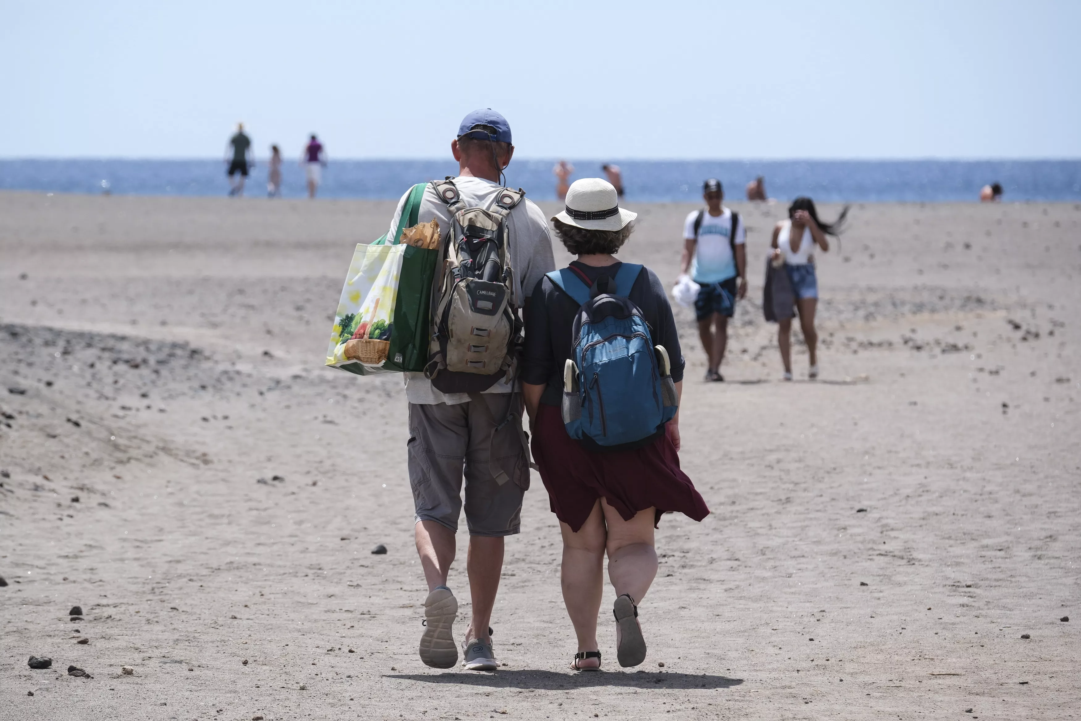 Turistas en una playa de Tenerife. / ALBERTO VALDÉS-EFE