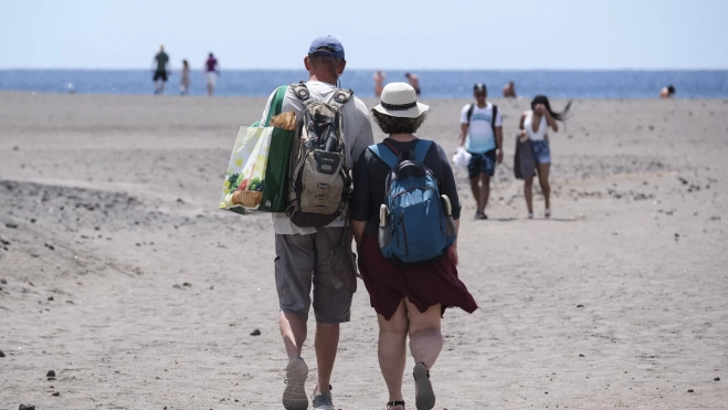 Turistas en una playa de Tenerife. / ALBERTO VALDÉS-EFE Turistas en una playa de Tenerife. / ALBERTO VALDÉS-EFE