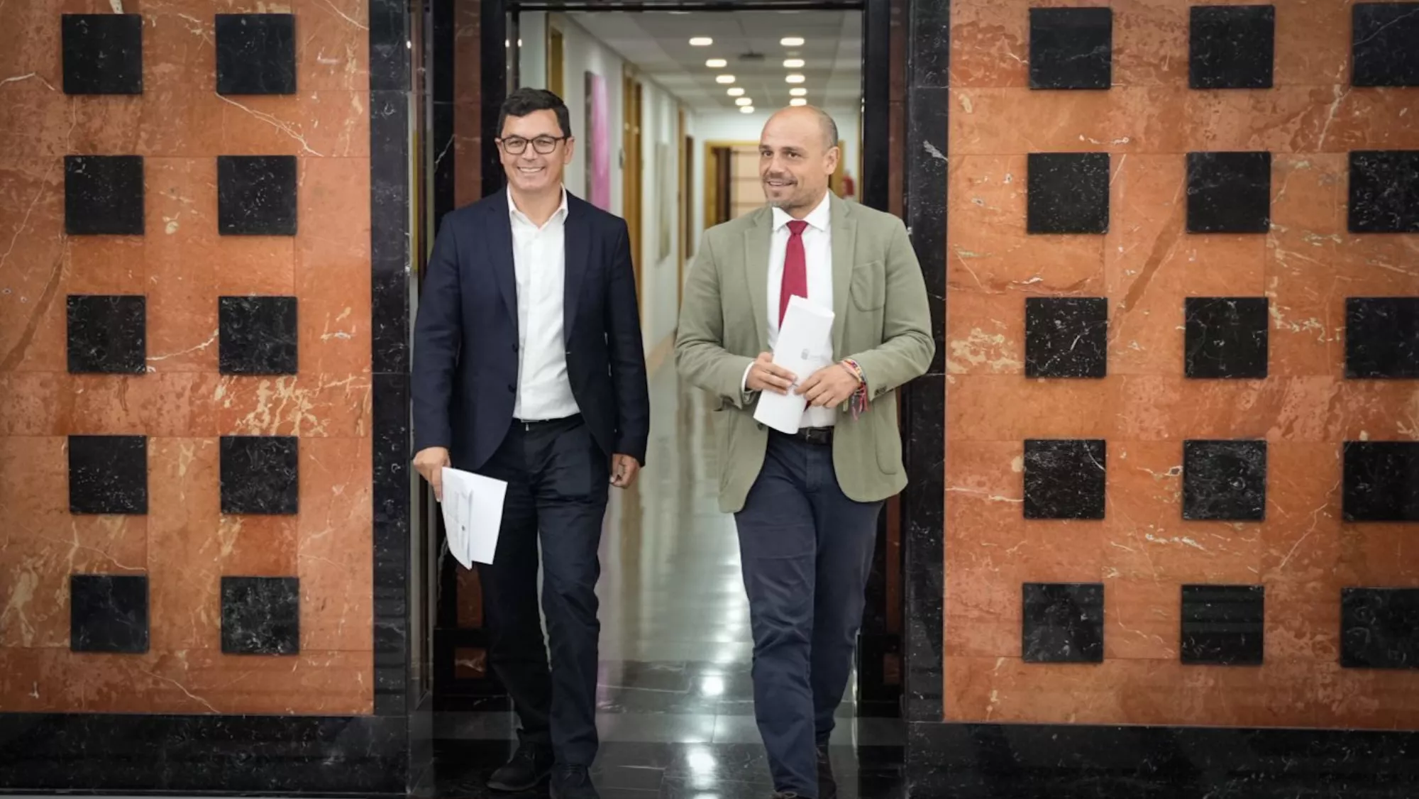 El consejero Pablo Rodríguez camina junto a Alfonso Cabello, portavoz del Gobierno  / GOBIERNO DE CANARIAS