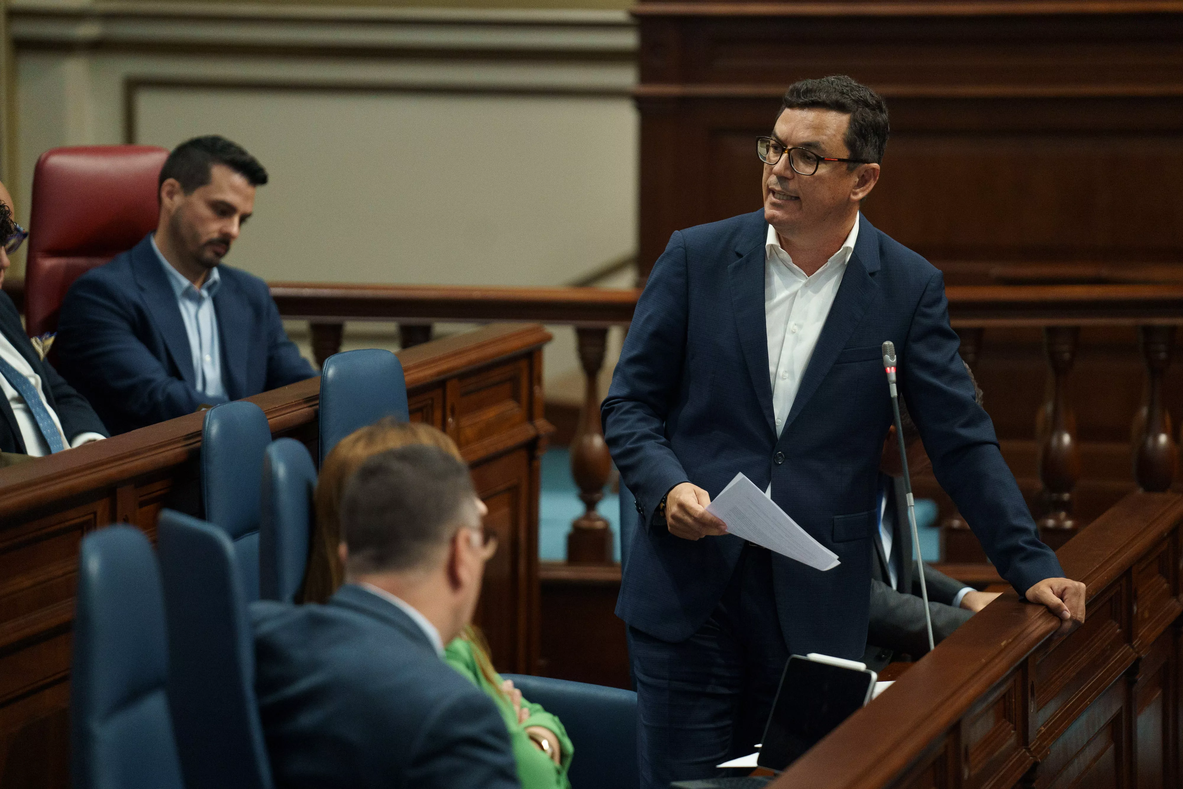 Pablo Rodríguez, consejero de Obras Públicas del Gobierno de Canarias, responde a Miguel Yonathan Martín en el Parlamento de Canarias. / RAMÓN DE LA ROCHA-EFE