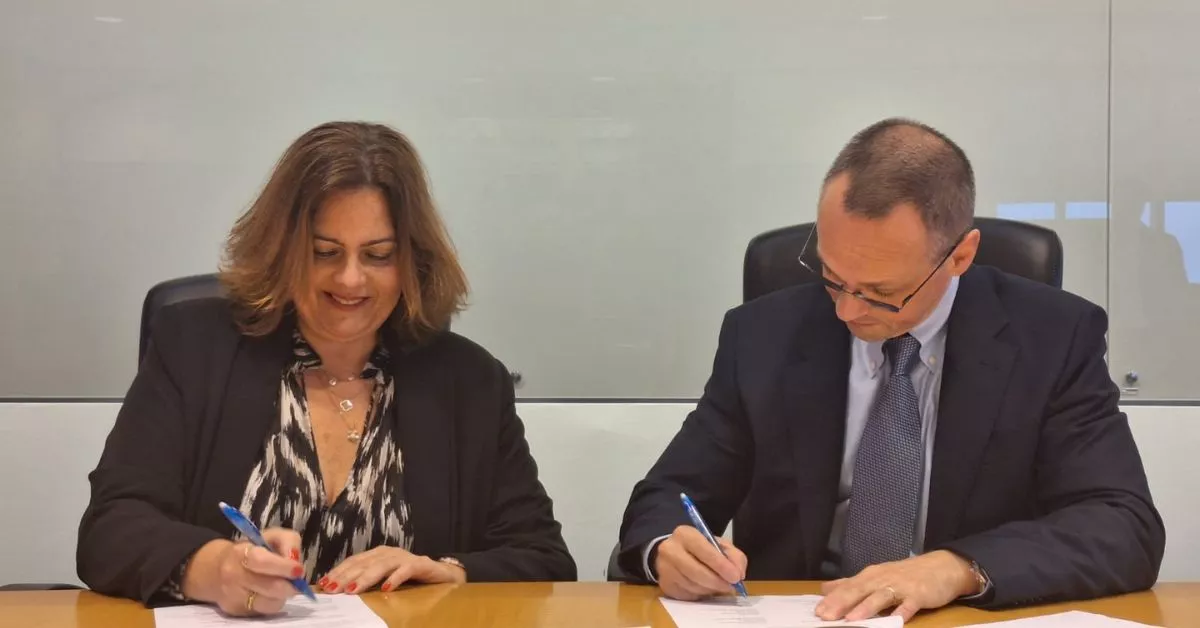 La presidenta de la Autoridad Portuaria, Beatriz Calzada, y el vicepresidente de Valaris Limited, Gilles Luca, rubrican el acuerdo / CEDIDA