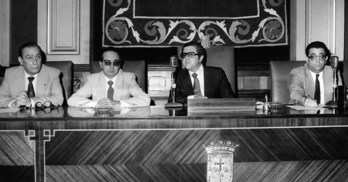 Foto tomada el 22 de junio de 1979: Fernando Bergasa (2d), preside en el Ayuntamiento de Santa Cruz de Tenerife el Pleno de la Junta de Canarias. / EFE
