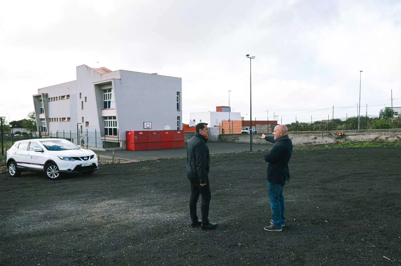 Los concejales Adolfo Cordobés y Ángel Chinea en los nuevos aparcamientos en San Miguel de Geneto / CEDIDA