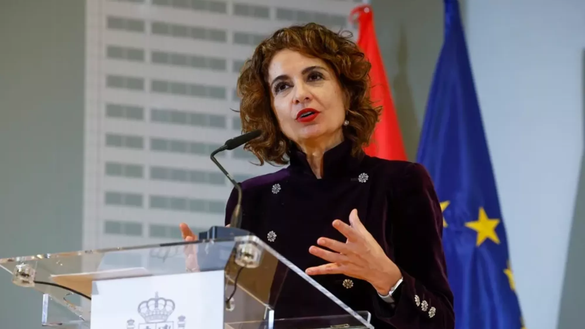 María Jesús Montero, ministra de Hacienda del Gobierno de España, deja un recado para Feijóo al pedir solidaridad en el reparto de menores migrantes a las comunidades en las que gobierna el PP.  / EFE