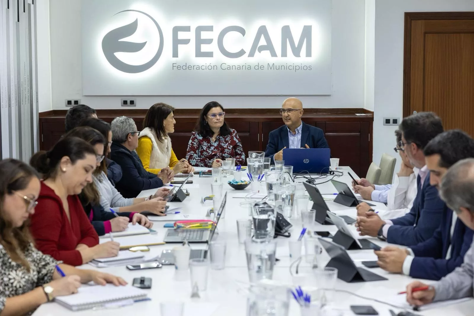 Reunión de la Fecam, con el Gobierno de Canarias y los municipios para abordar el anteproyecto de regulación del alquiler vacacional. / CEDIDA