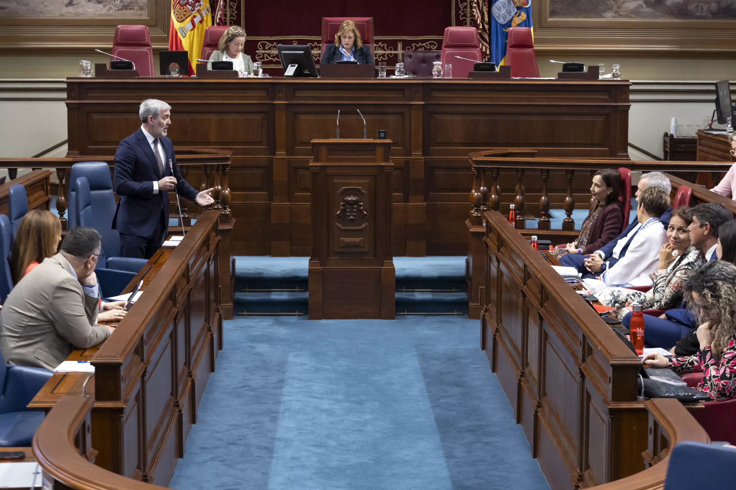 El presidente de Canarias, Fernando Clavijo, en el Parlamento de Canarias. / MIGUEL BARRETO-EFE