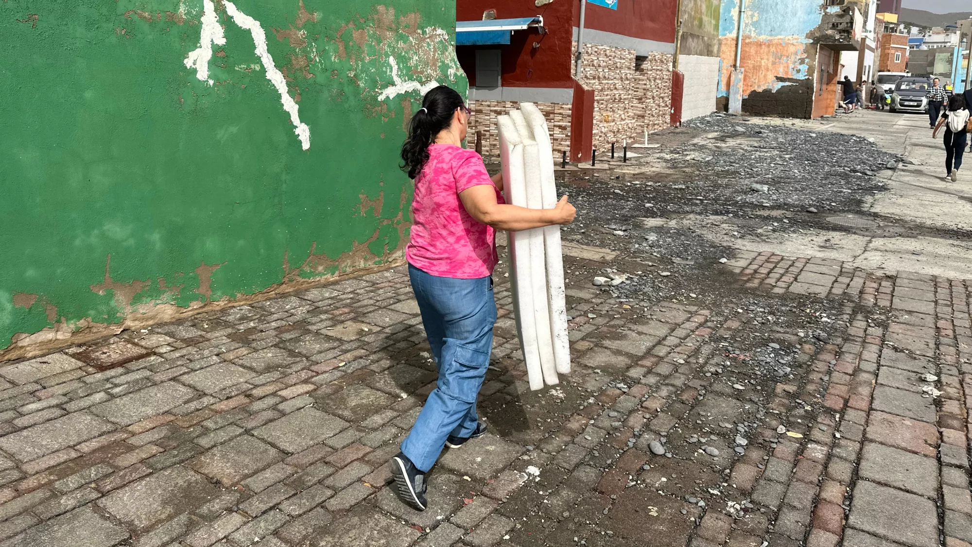 Una vecina saca enseres de su casa / ATLÁNTICO HOY - MARCOS MORENO