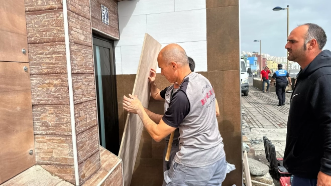 Un vecino protege su vivienda / ATLÁNTICO HOY - MARCOS MORENO