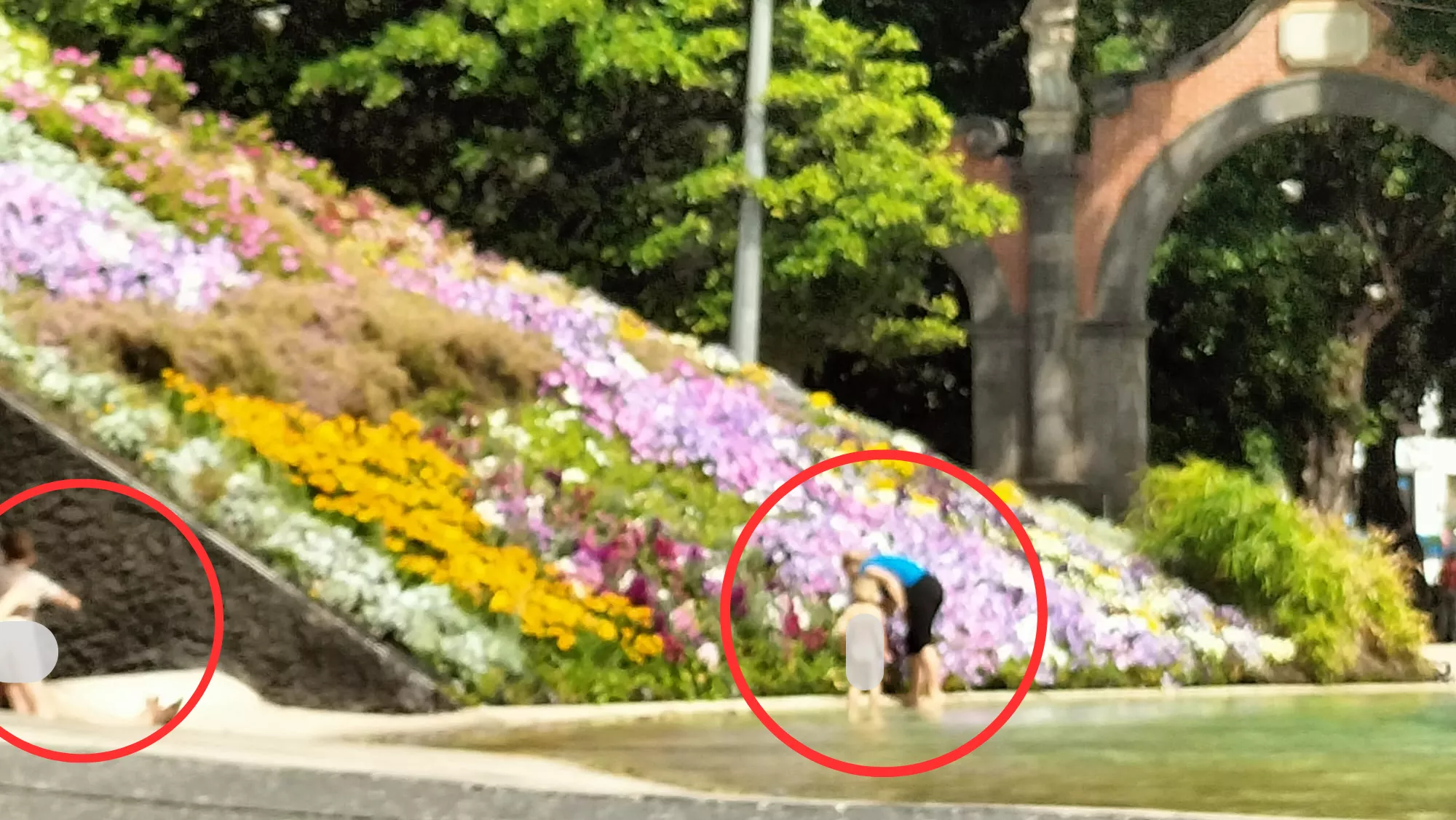 Dos niños bañándose sin ropa en el charco artificial de la plaza de España de Santa Cruz./ CEDIDA