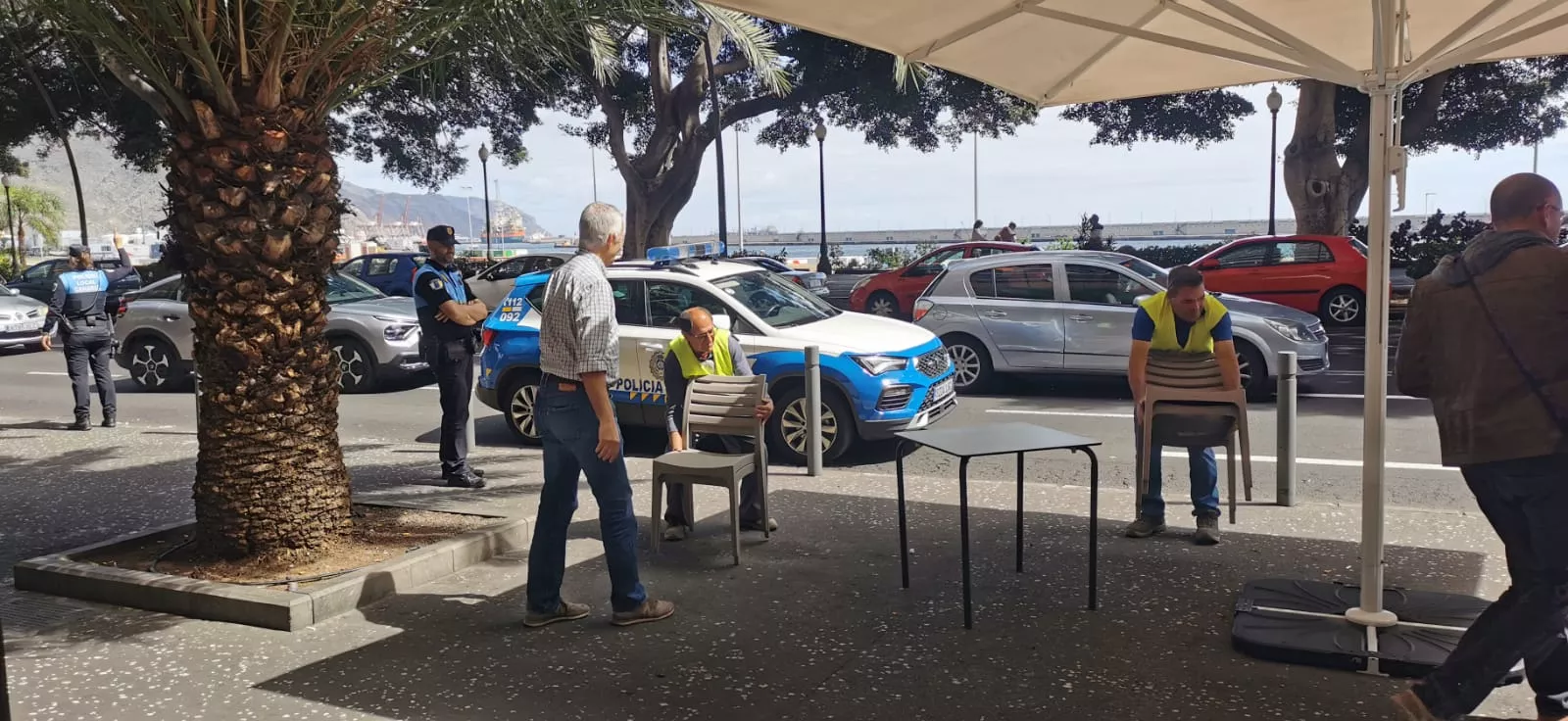 Momento de la retirada de la terraza de un local en Santa Cruz / CEDIDA